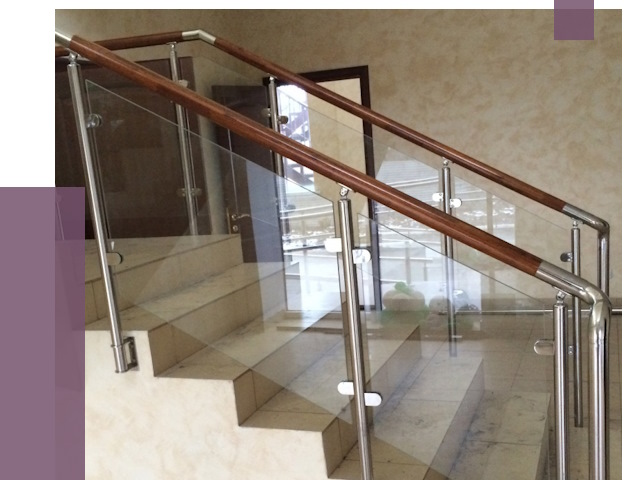 Комбинированные перила из металла и дерева в Тутаеве