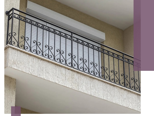 Балконные ограждения из металла и стекла в Тутаеве для домов