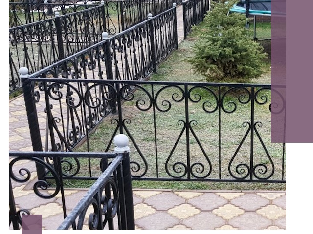Кованые газонные ограждения под ключ в Тутаеве